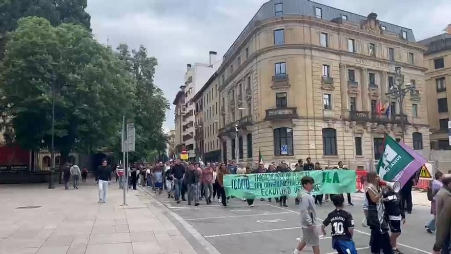 Manifestación de ELA por el 1 de mayo a su paso por la sede del Palacio de Navarra y la Estatua del Monumento a los Fueros