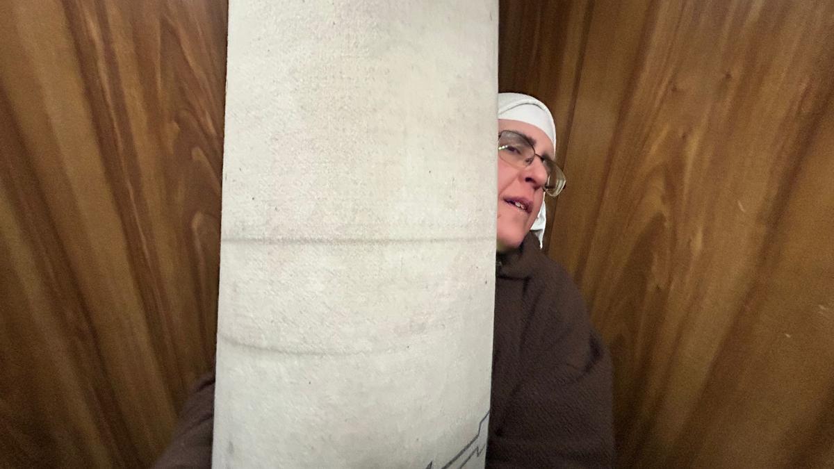 Una de las monjas de Belorado en el convento.