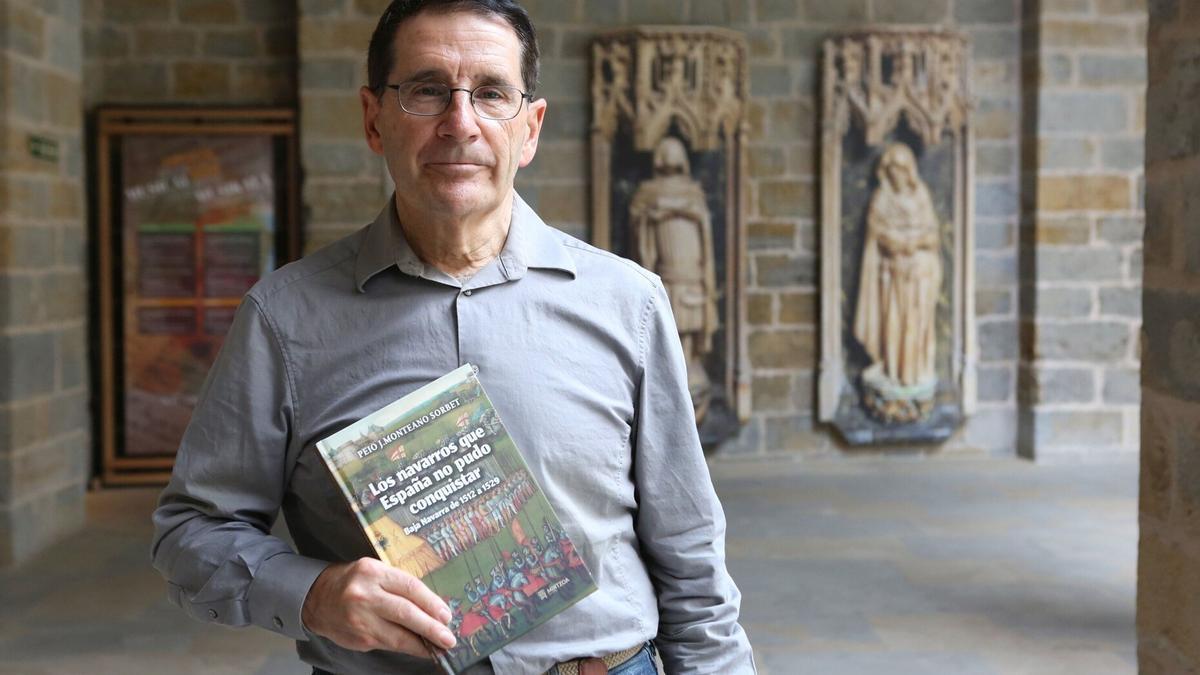 Peio Monteano, con un ejemplar de su nuevo libro, publicado con la editorial Mintzoa.