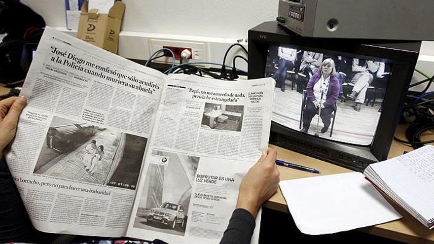 Un periodista consulta un ejemplar de DIARIO DE NOTICIAS durante la declaración de Asun Casasola, madre de Nagore Laffage