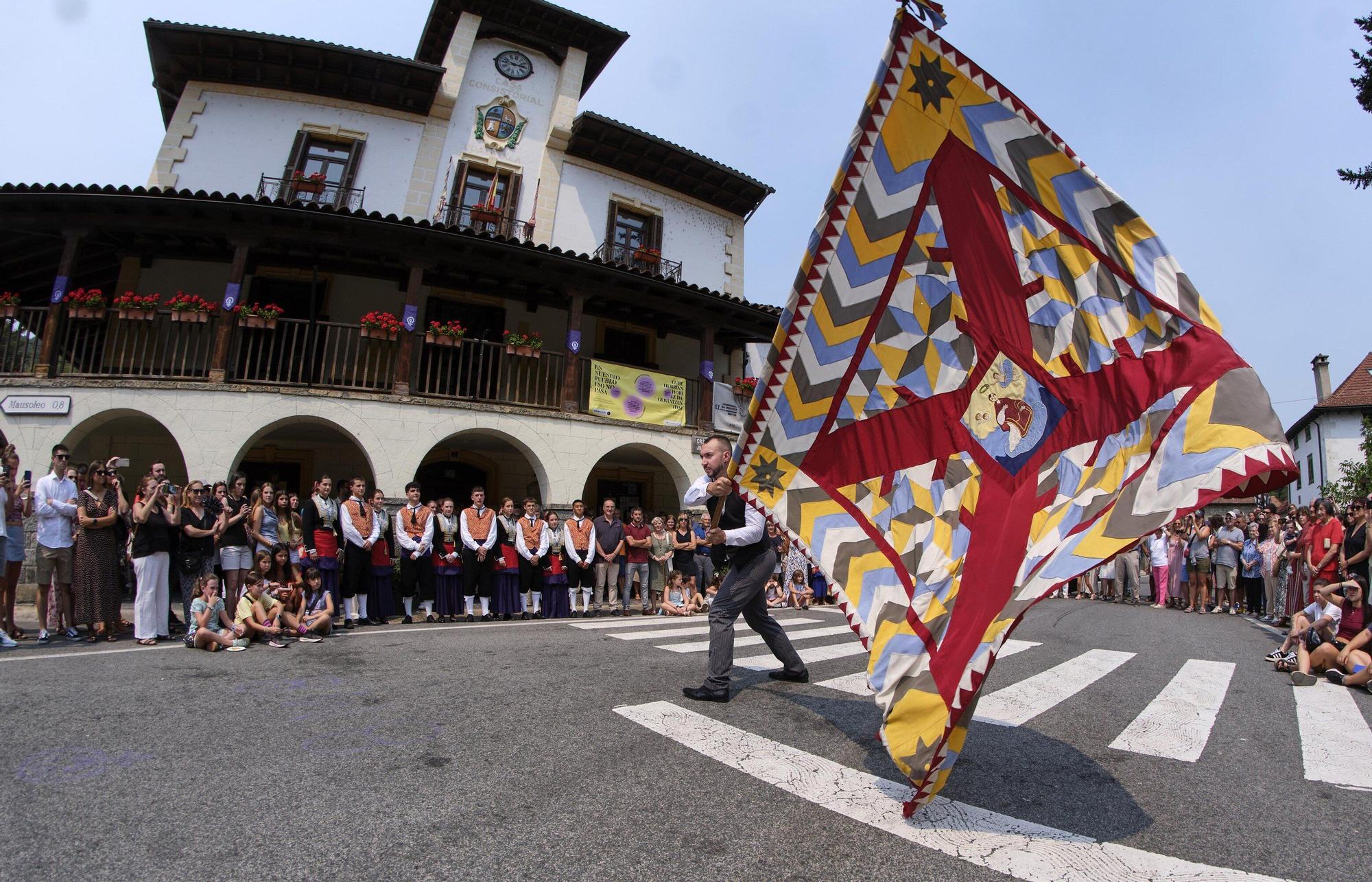 Fotos del tradicional baile de la bandera en fiestas de Roncal 2025