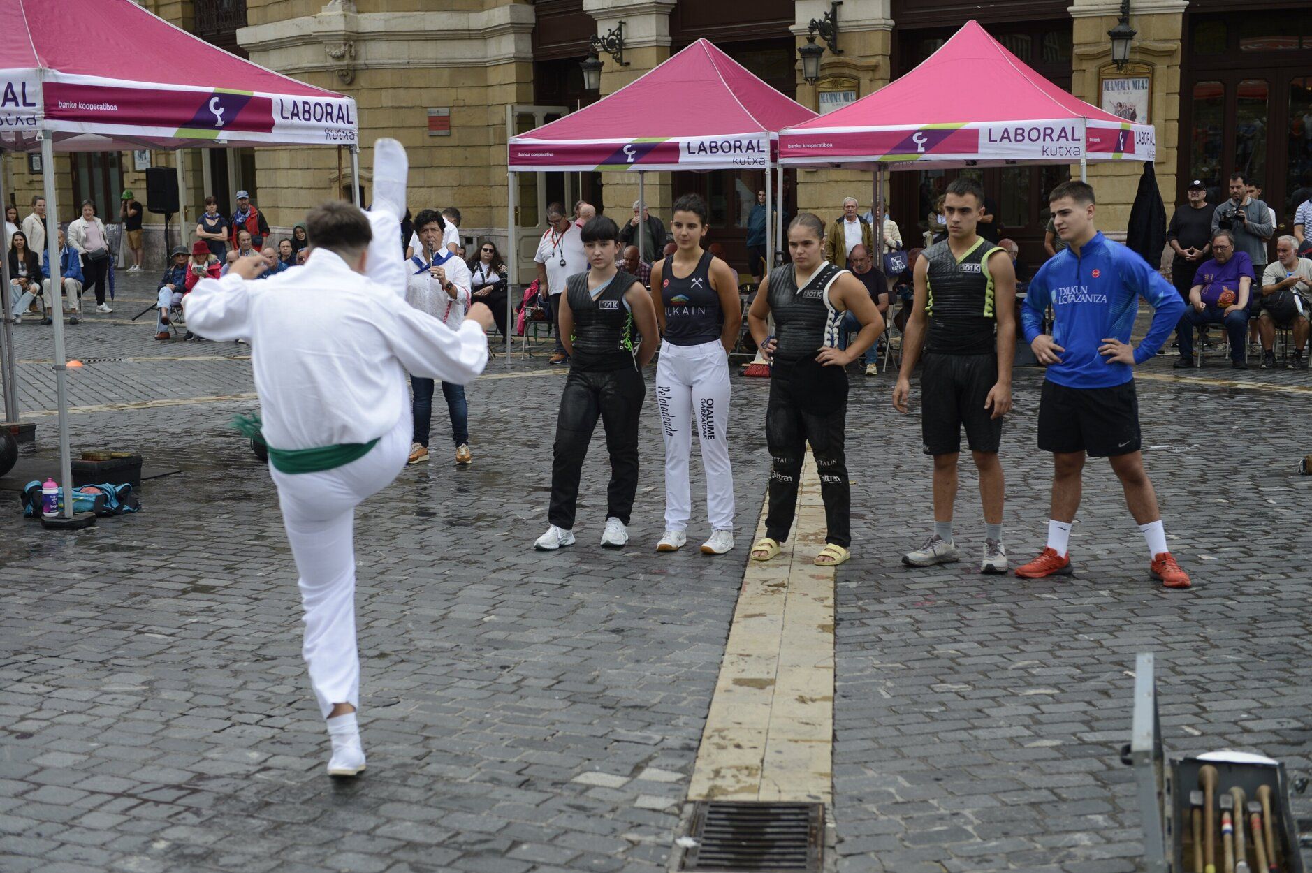 En fotos: herri kirolak en la plaza del Arriaga