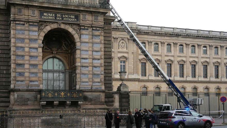 Salen a la luz imágenes de los atracadores del Louvre tras el espectacular robo de las joyas de la corona