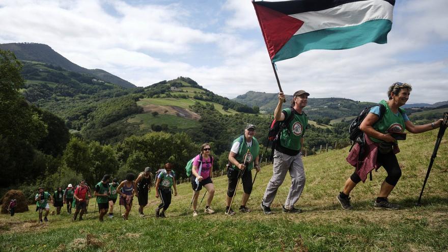 Más de 300 personas completan la séptima etapa de la marcha pro Palestina por Navarra: “El río se está desbordando”