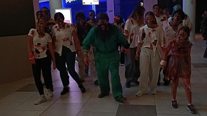Cerca de un millar de personas viven una noche de terror en el apocalipsis zombie de El Boulevard
