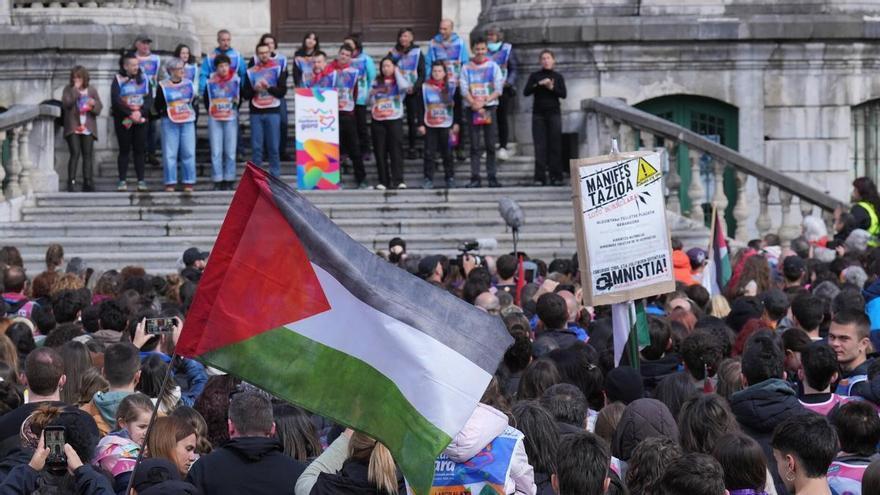 Vox trata de perseguir judicialmente a la organización de la Korrika por los carteles de presos