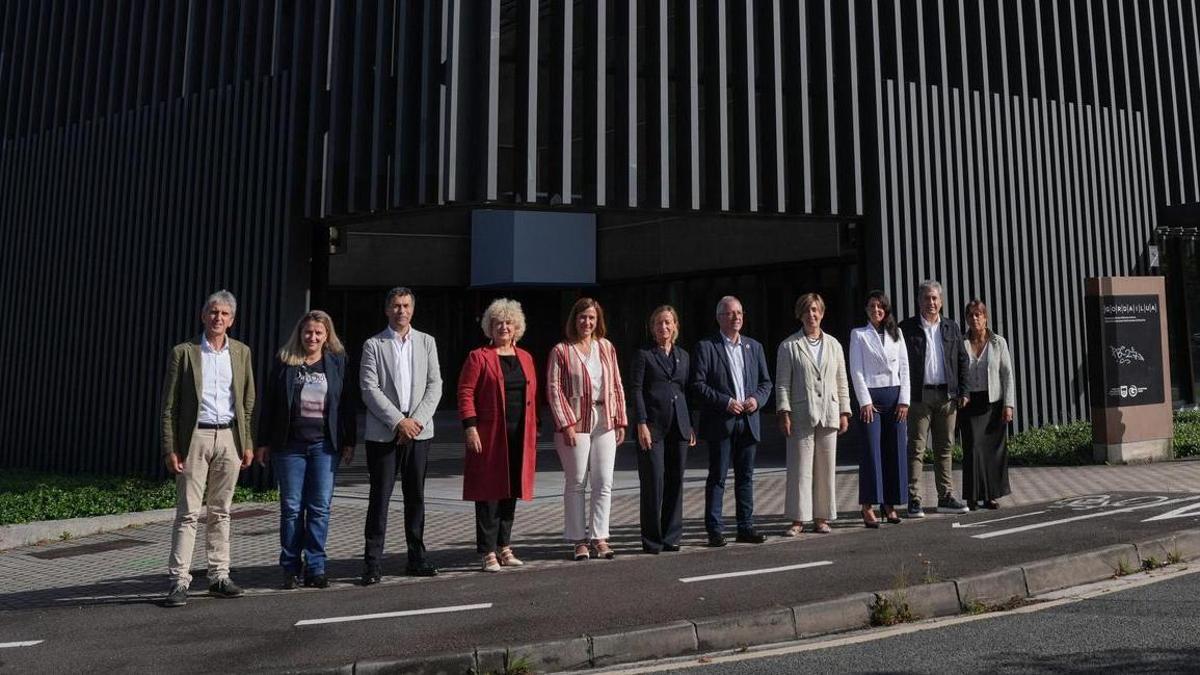 El Consejo de Gobierno Foral, junto a la alcaldesa de Irun, Cristina Laborda, ante Gordailua