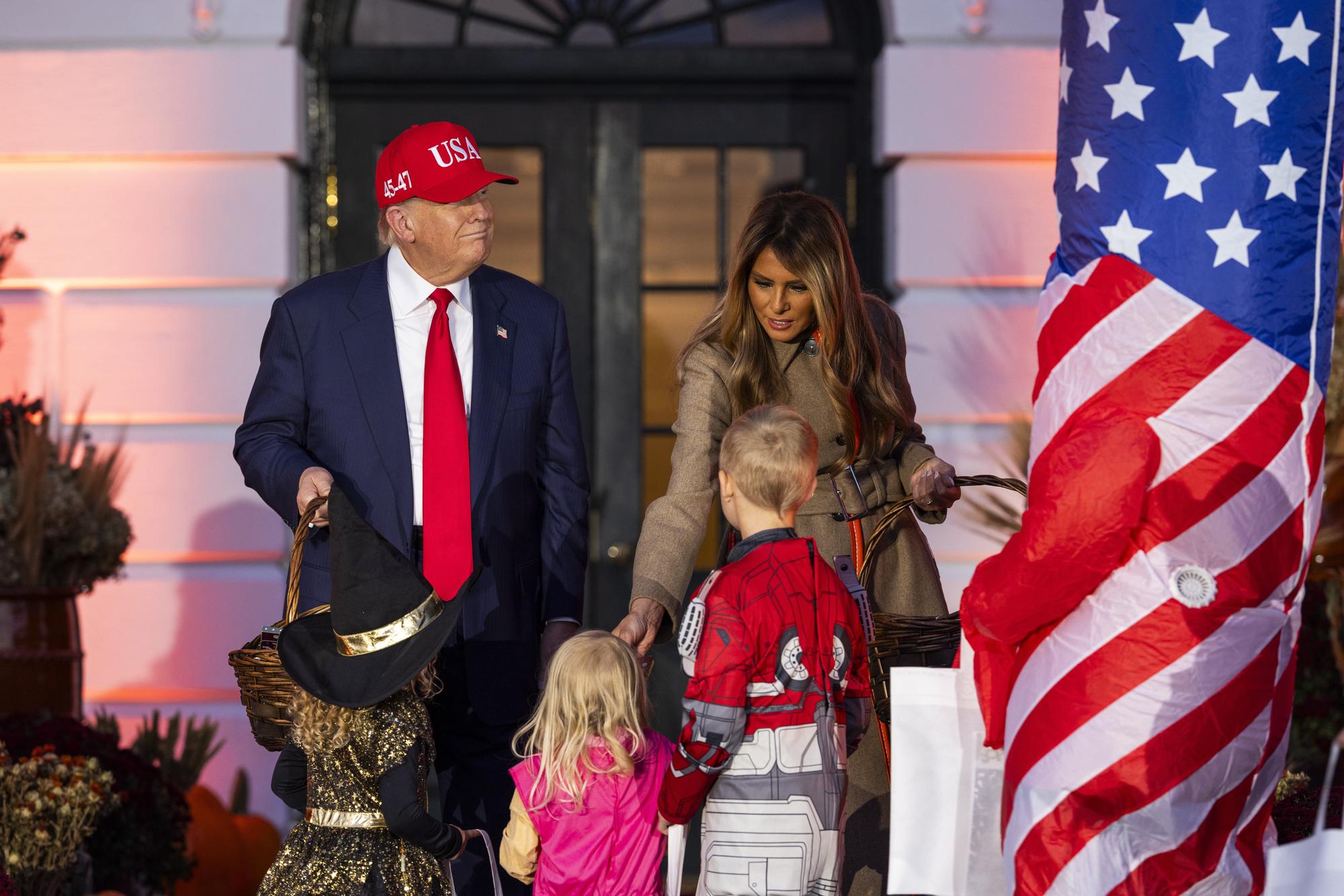 Melania y Trump se rinden ante Halloween: dulces, niños y calabazas en la Casa Blanca