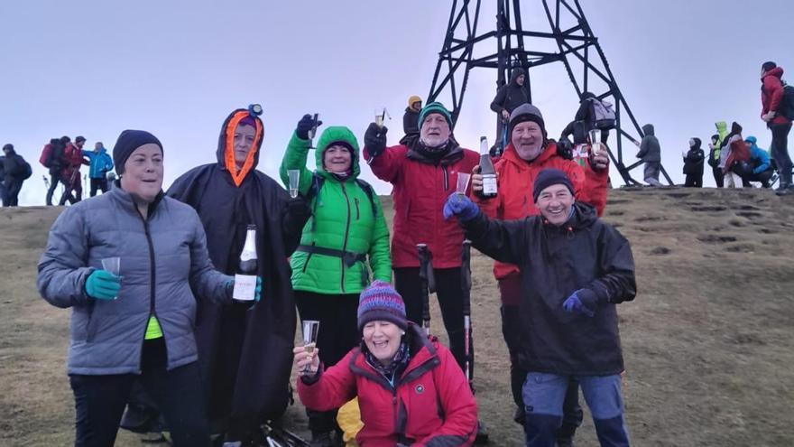 Bizkaia brinda por el nuevo año desde las cimas de sus montes