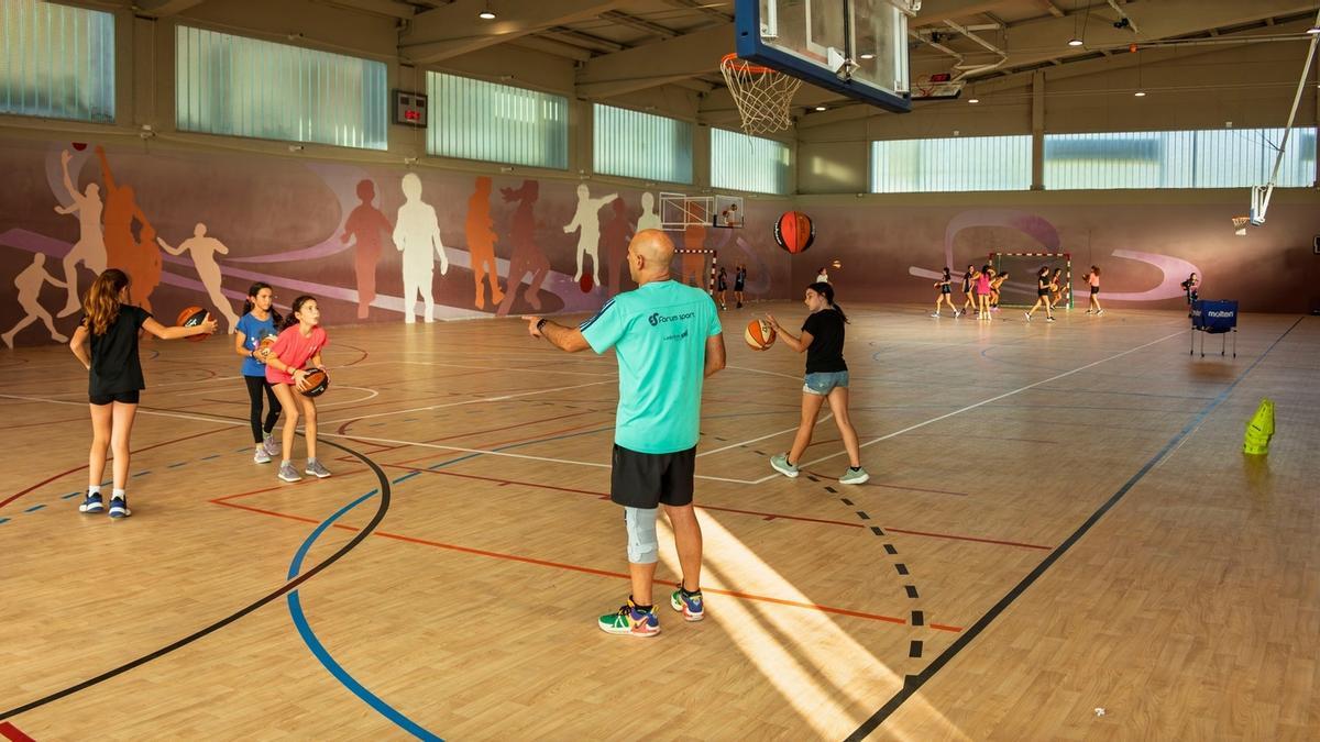El polideportivo ha estrenado nuevo equipamiento tras una reforma integral.