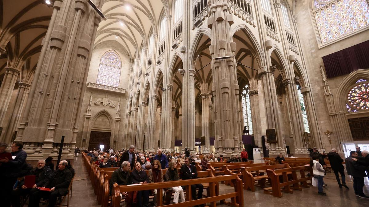 La Catedral acoge una misa en memoria de los asesinados del 3 de marzo