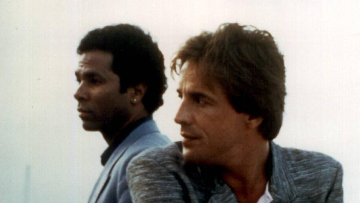 Don Johnson y Philip Michael Thomas posando como Crockett y Tubbs en &#039;Corrupción en Miami&#039;
