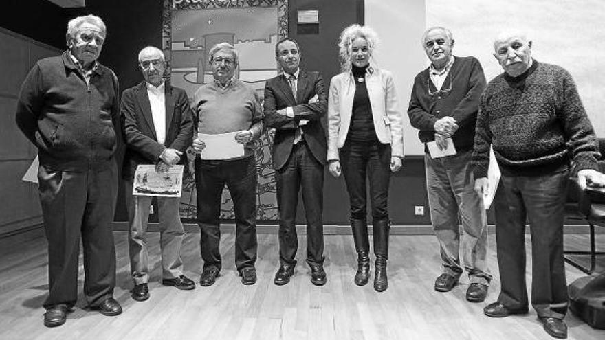 Los galardonados, tras la entrega de premios, con los representantes políticos presentes.