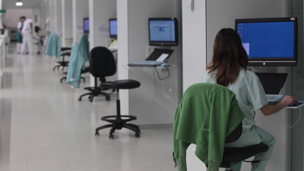 Una trabajadora de Osasunbidea consulta un monitor del área de Urgencias del Hospital Universitario de Navarra (HUN).