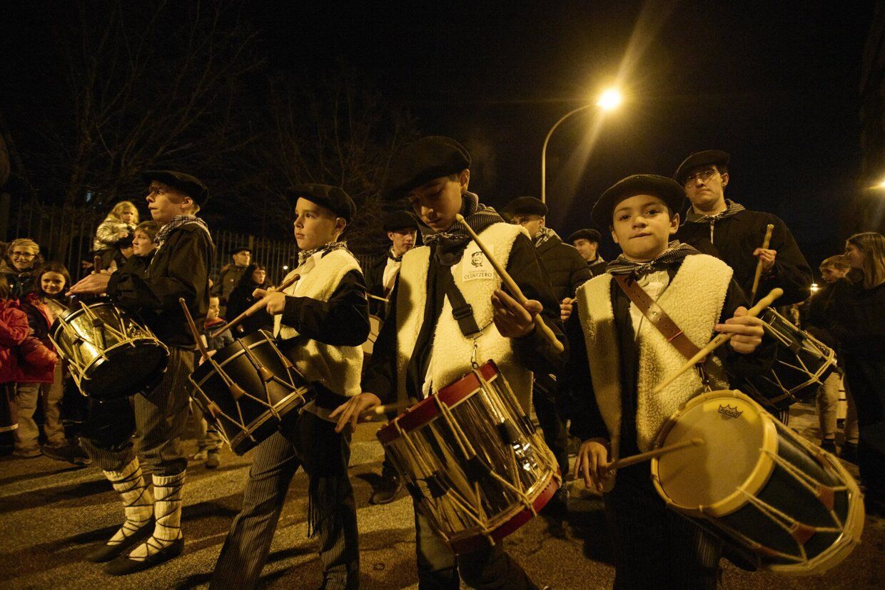 Olentzero y Mari Domingi recogen las últimas cartas en Iturrama