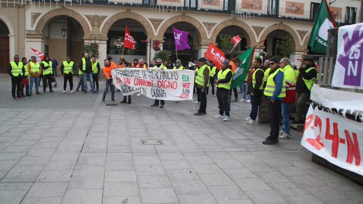 Sindicatos y trabajadores durante la concentración en la plaza de Los Fueros de Tudela.