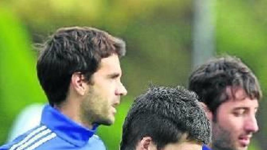 Igor Zubeldia hace carrera, ayer, junto a Xabi Prieto y Granero.