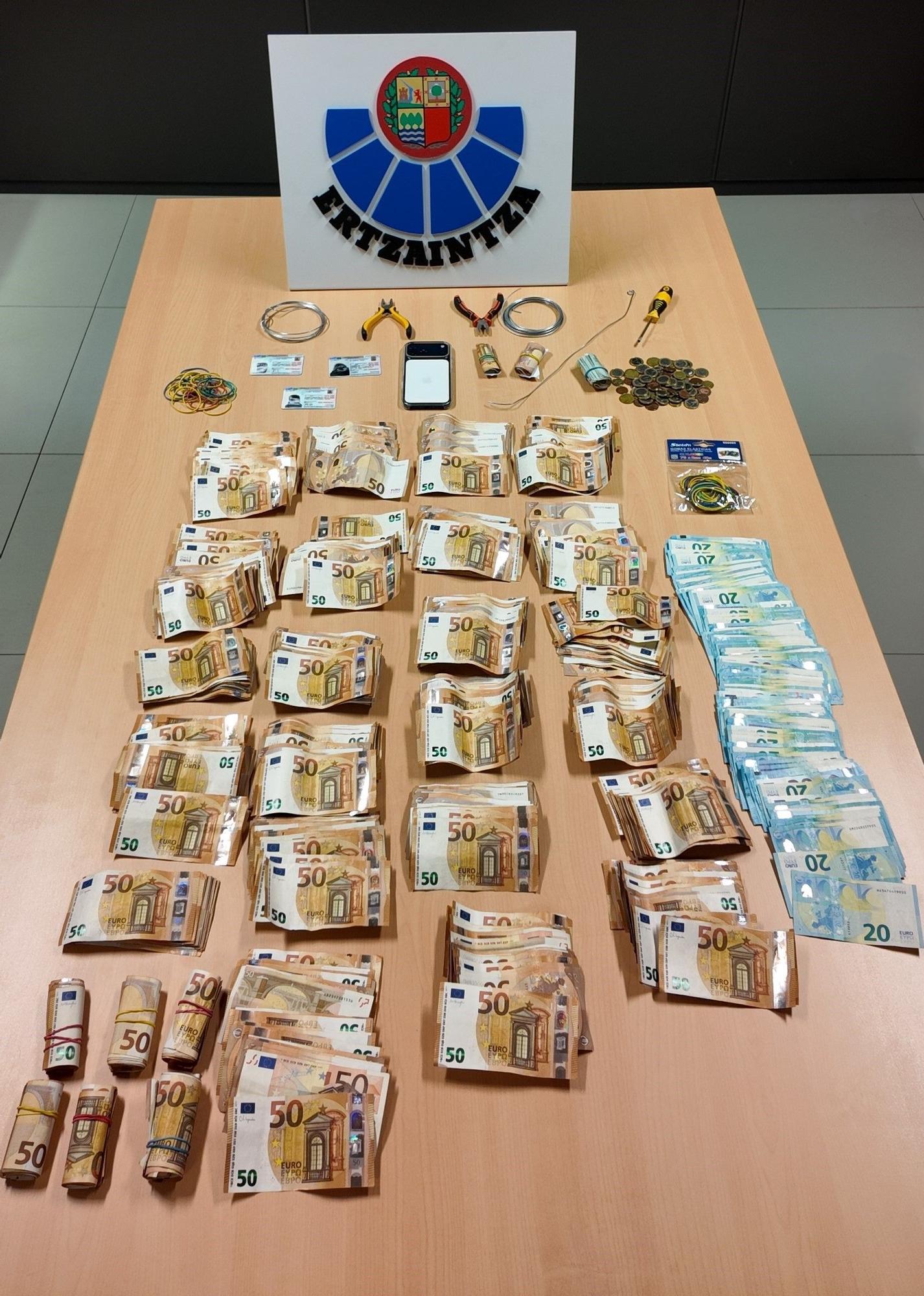 Material que la Ertzaintza incautó al cabecilla de los robos en salones de juego de Gipuzkoa