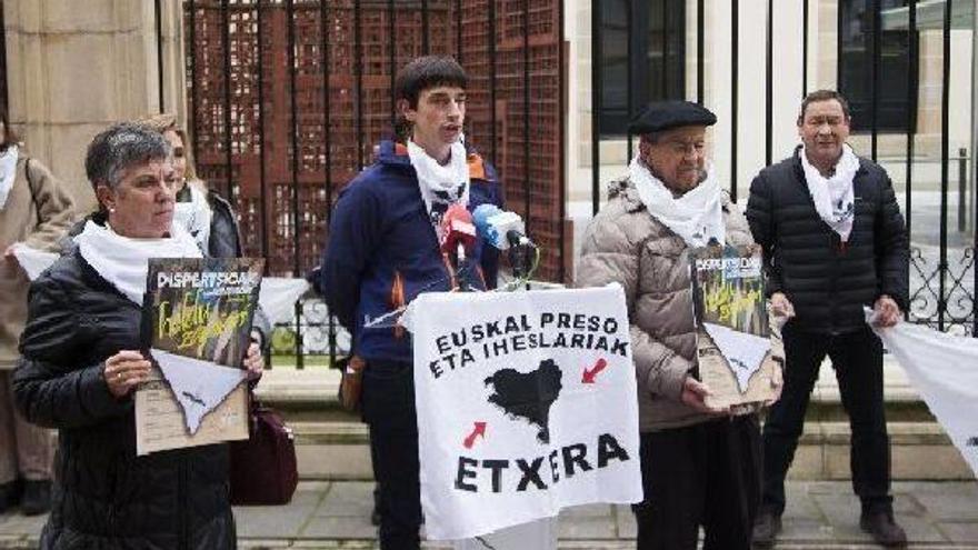 Miembros de la asociación Etxerat, ayer a las puertas del Parlamento Vasco.