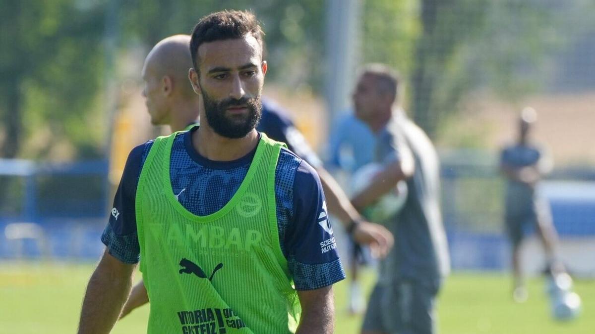 Abde, único recurso natural del Alavés en el extremo izquierdo, durante un entrenamiento en Ibaia.