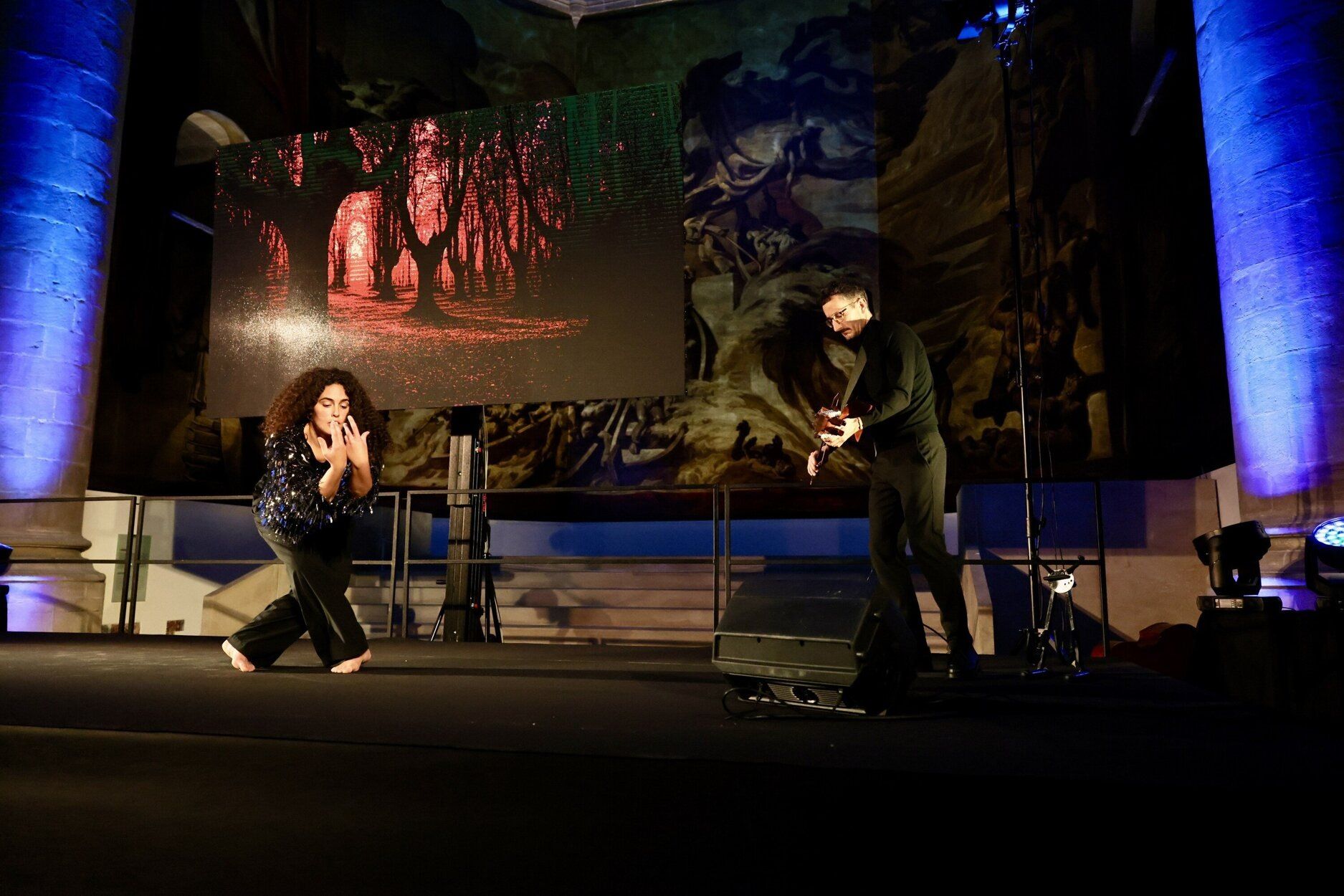 La bailarina Amaia Elizaran y el músico Xabier Zeberio ofrecieron una delicada actuación.