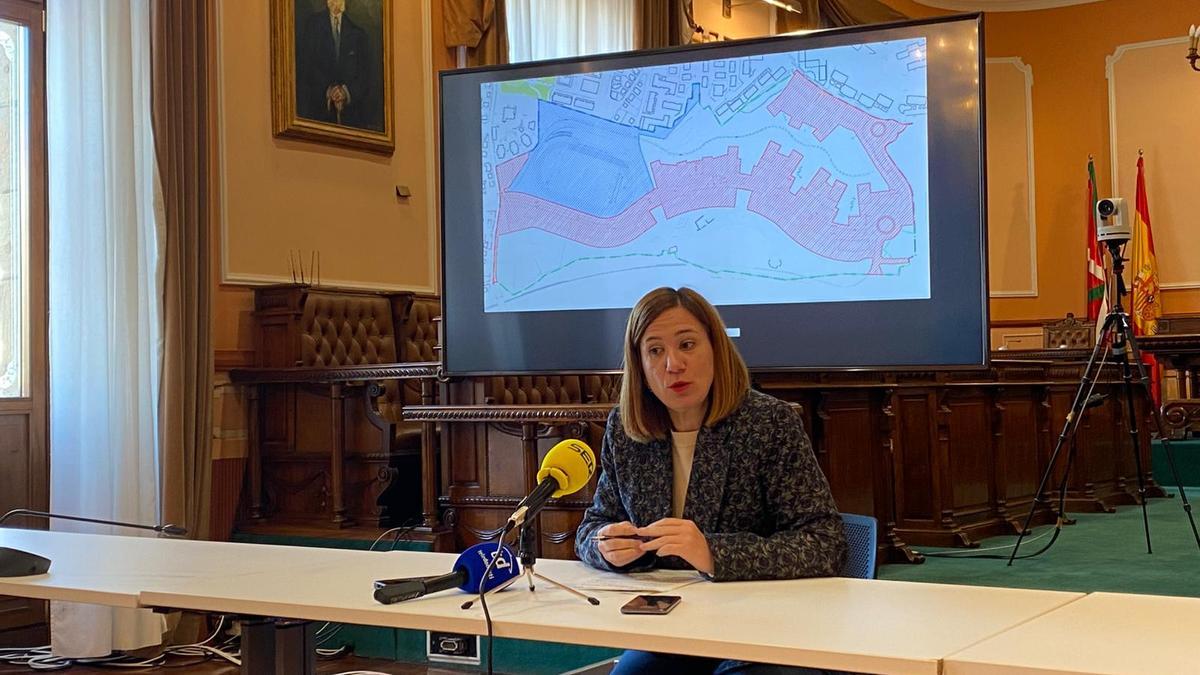 Cristina Laborda, alcaldesa de Irun, esta mañana durante su comparecencia ante los medios.