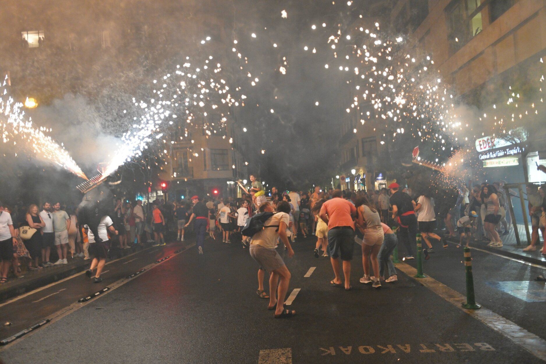 Los toros de fuego llenan de luz y color la noche de Donostia