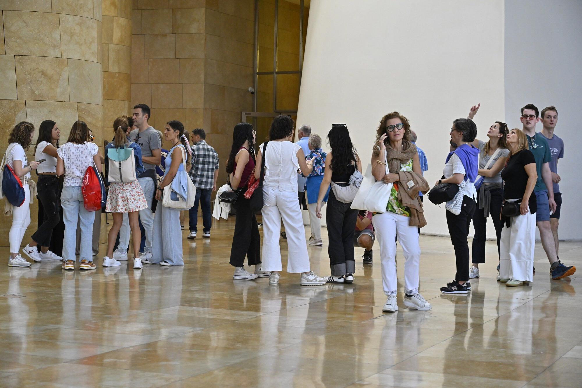 El Museo Guggenheim acoge a miles de visitantes en su 28º cumpleaños