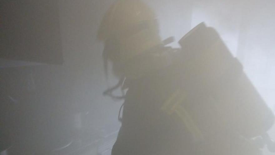 Un menor, trasladado al HUN por inhalar humo en el incendio de una cocina