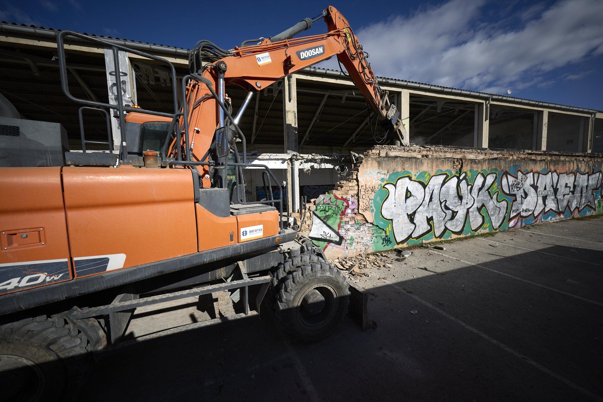 [FOTOS] Comienza el derribo de Transportes Iruña para construir el Building Arquitectura Institute