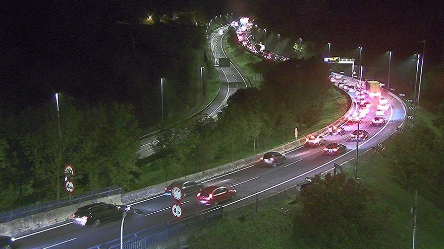 Tres kilómetros de retenciones en los túneles de Malmasín en dirección Donostia por un accidente por alcance entre 3 vehículos