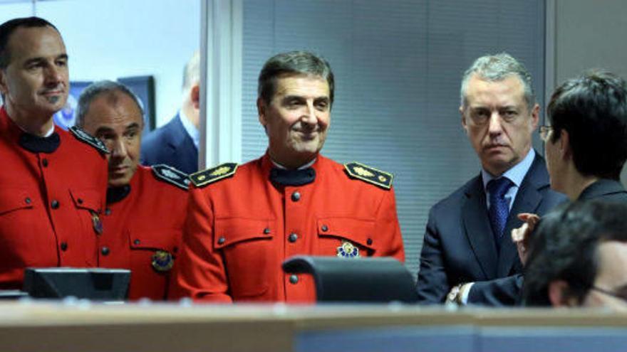 El lehendakari, junto a la consejera de Seguridad Estefanía Beltran de Heredia, ante mandos de la Ertzaintza en la comisaria de Deusto.