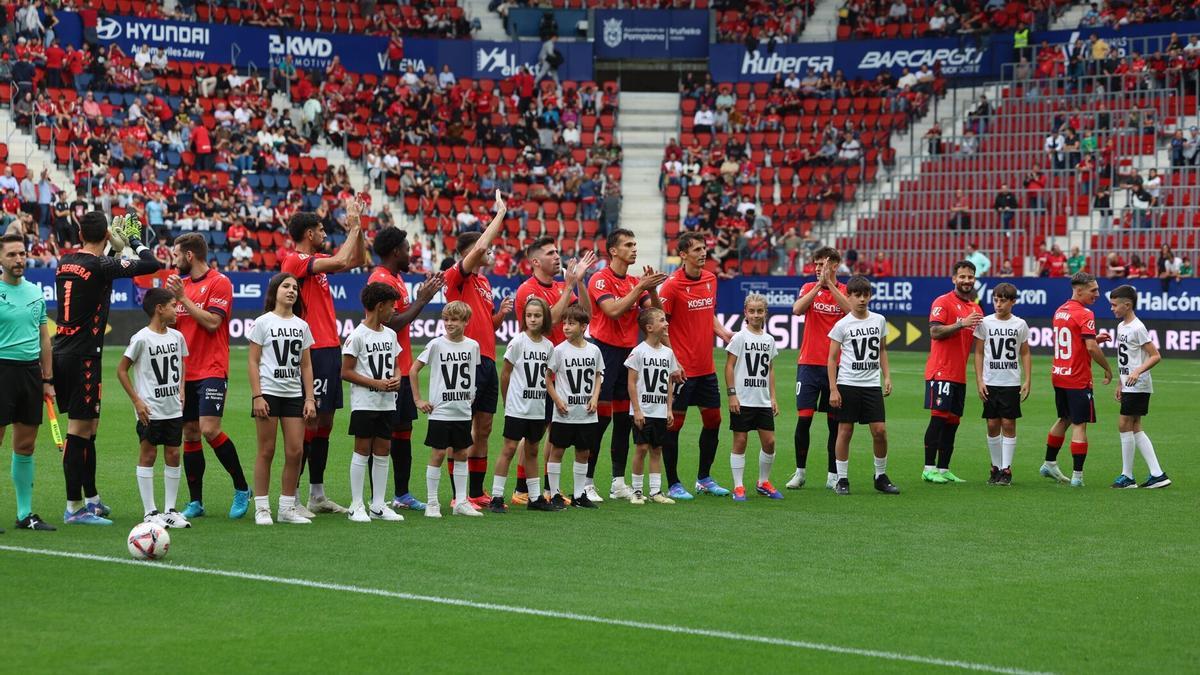 Jugadores de Osasuna y varios niños y niñas, con camisetas de la lucha contra el bullying, antes del partido Osasuna - Las Palmas del año pasado.
