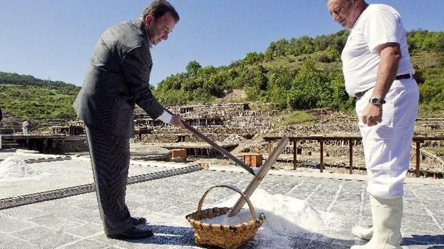El cocinero Martín Berasategui (i), inaugura el &quot;Inicio de la cosecha de la sal 2012&quot; de las Salinas de Añana.