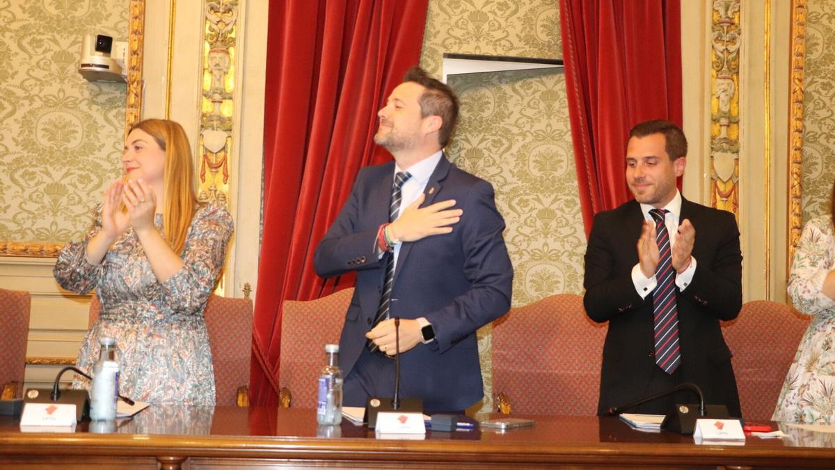 Toquero saluda al público con la mano en el corazón entre Laura Casanova y Zeus Pérez.