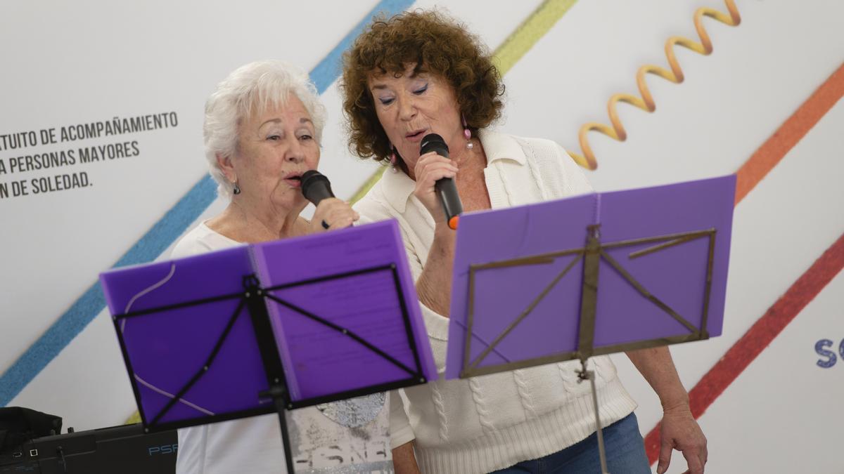 Karmentxu Quiñones y Leize Rivas durante una de sus voluntarias actuaciones en las residencias de mayores.