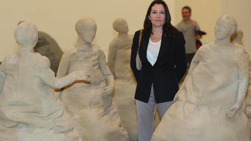 La artista posaba en 2008 en el Museo Guggenheim de Bilbao ante las obras del que fuera su esposo, Juan Muñoz, ya fallecido.