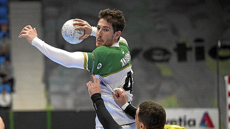 Julen Elustondo lanza el balón en un tiro lejano en su actuación ayer en el derbi vasco.