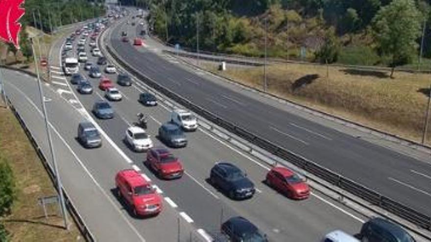 Tres kilómetros de retenciones en el Txorierri dirección Cruces