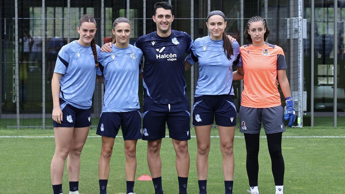 Arturo Ruiz, junto a varias de las jugadoras que refuerzan este año la plantilla.