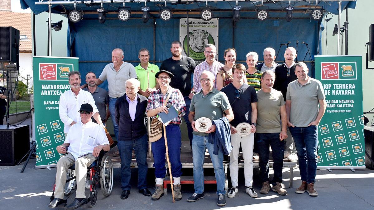 Carniceros y ganaderos homenajeados, con miembros de la IGP Ternera de Navarra.