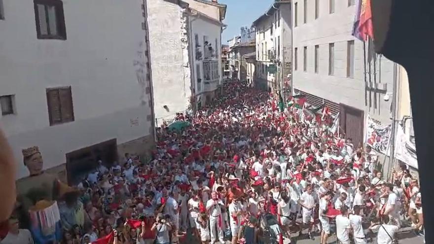 La asociación cultural Bilaketa prende la mecha de fiestas de Aoiz / Agoitz