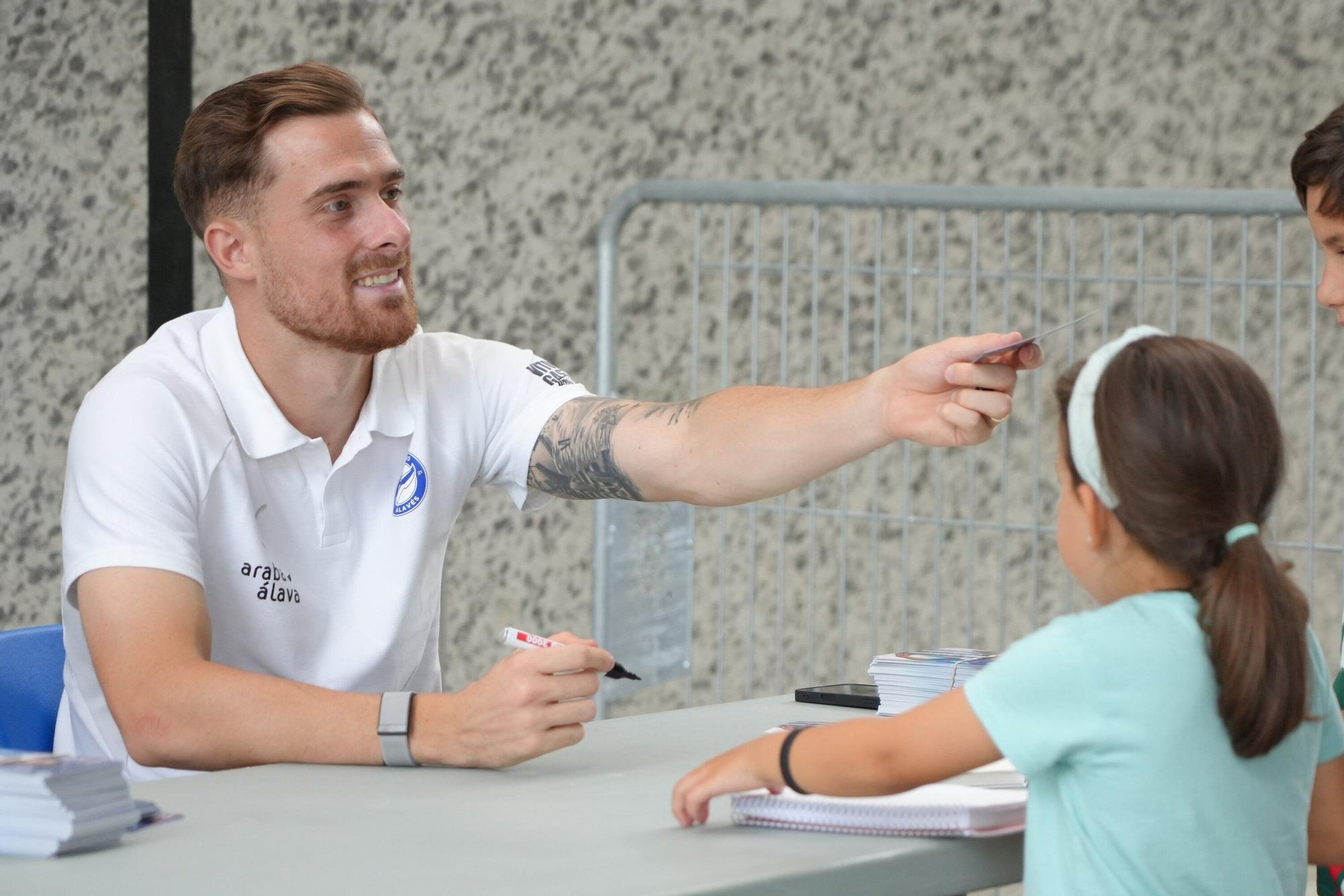 En imágenes: Toni Martínez y Víctor Parada firman autógrafos en las piscinas de Gamarra