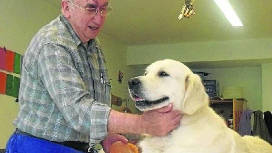 A Ángel Urkiza se le notó que en sus tiempos fue peluquero.