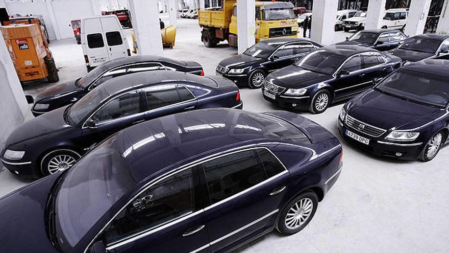 Los Volkswagen Phaeton a subasta, en primer término.