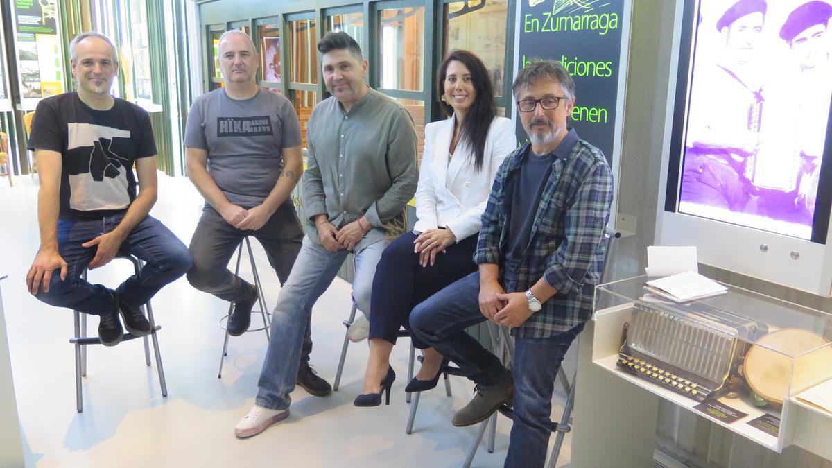 Hermosa, Urteaga, Serrano, Domínguez y Pinedo, en la presentación.