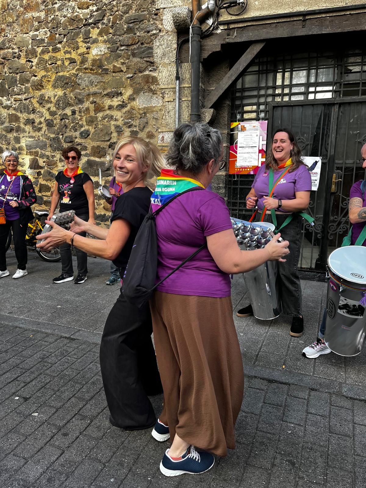 En imágenes: Ondarroa celebra el Día del Abrazo a la Diversidad