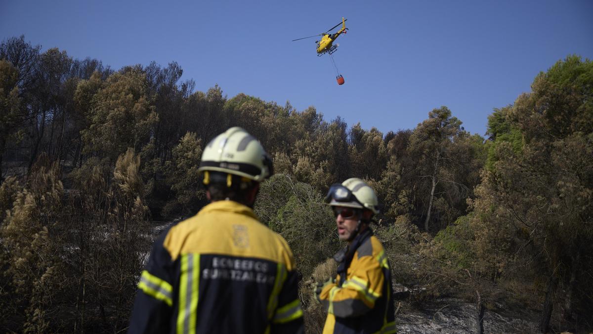 Dos bomberos en el reciente incendio de Carcastillo