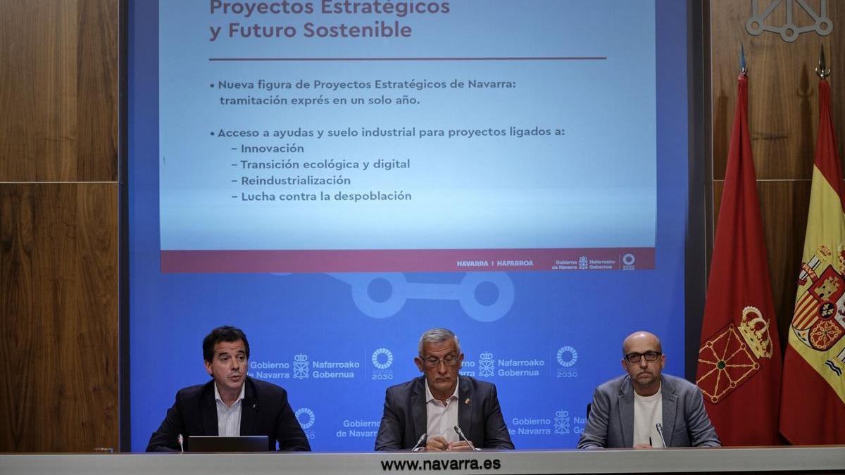 El vicepresidente primero y consejero de Presidencia e Igualdad, Félix Taberna, el consejero de Industria y de Transición Ecológica y Digital Empresarial, Mikel Irujo, y el director general de Planificación, Coordinación, Innovación y Evaluación de Políticas Públicas, Txerra García de Eulate.
