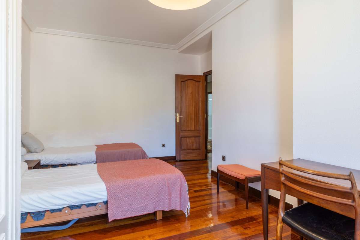 Amplio piso en venta a un paso de la playa de la Zurriol